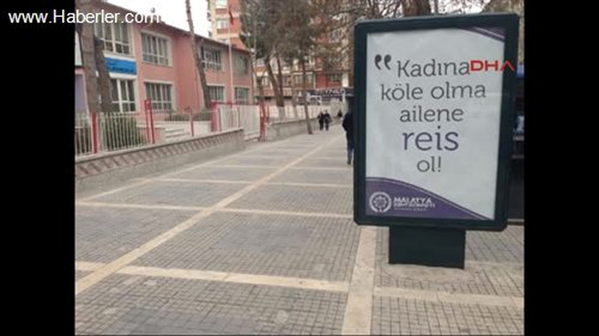 \'Kadının Kölesi Olma, Ailenin Reisi Ol\' Afişi Kaldırıldı