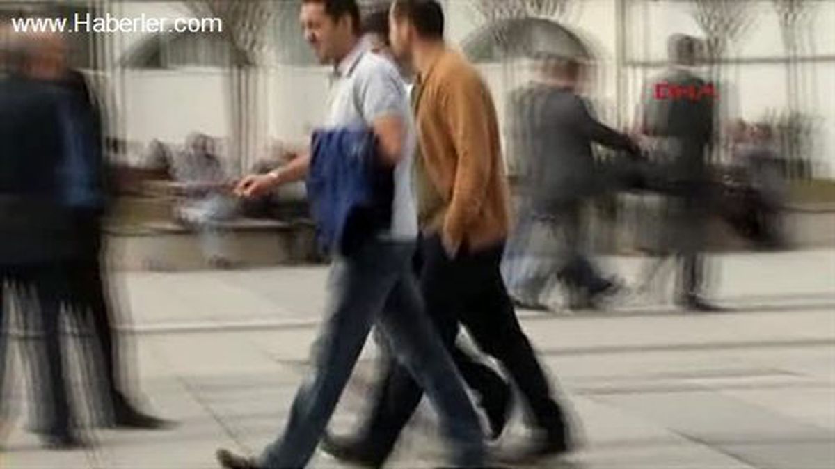 Kosova\'da Vatandaşlar Sıcak Havanın Tadını Çıkardı