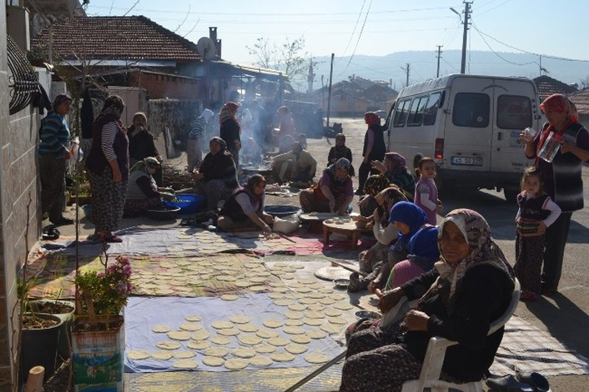 Kula\'da Mahalleli Yağmur Duasına Çıktı