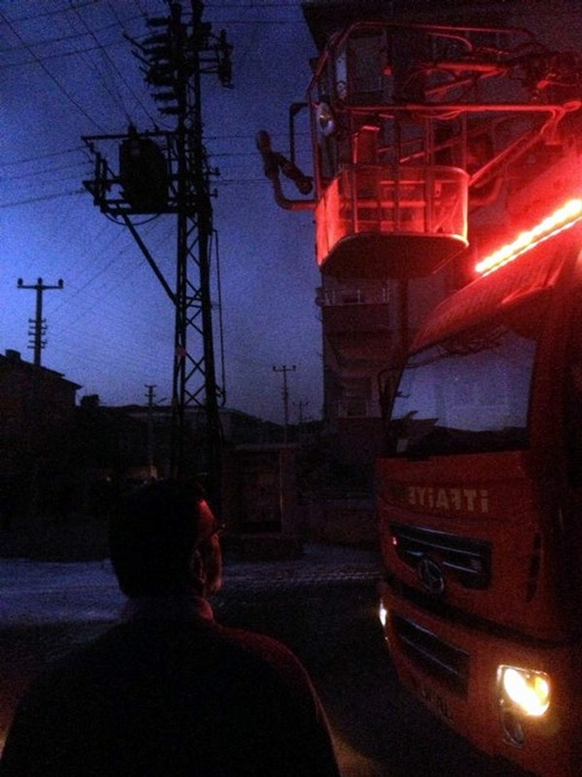 Medrese Mahallesinde Patlayan Trafo Nedeniyle Mahalleli Uzun Süre Elektrik Alamadı