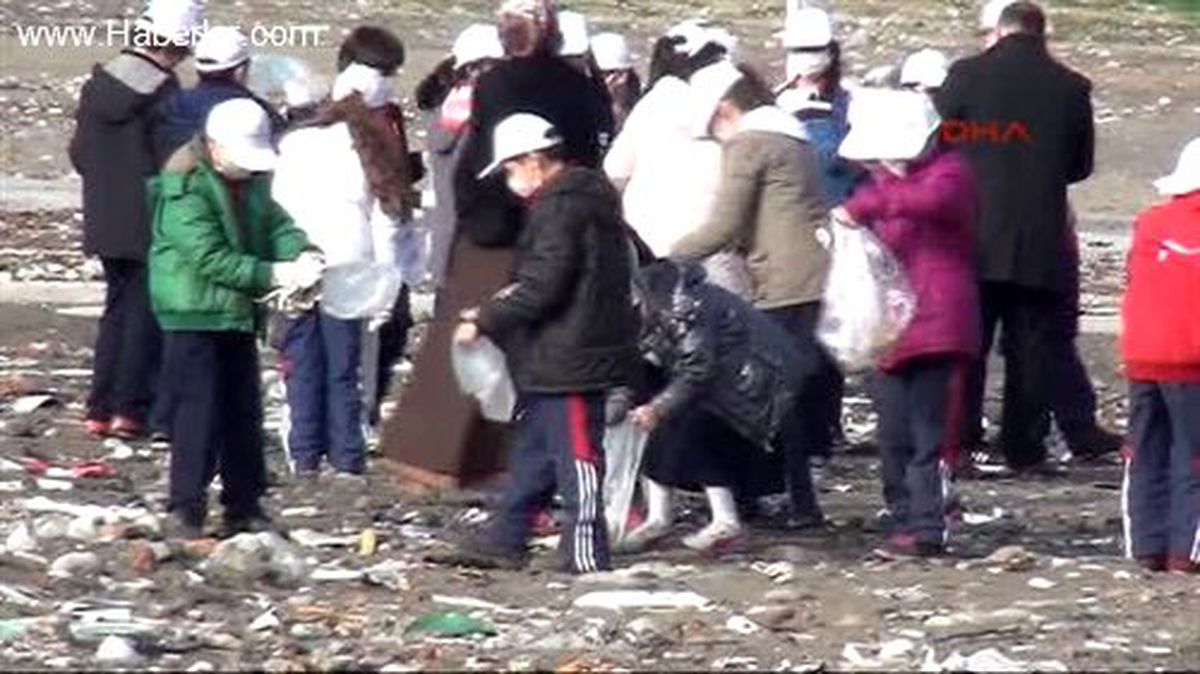 Zonguldak\'ta Öğrenciler Sahilde Çöp Topladı