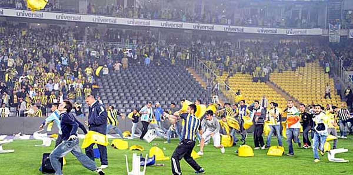 F.Bahçe-G.Saray Derbisinde İlk Mahkumiyet Bir Polise Çıktı