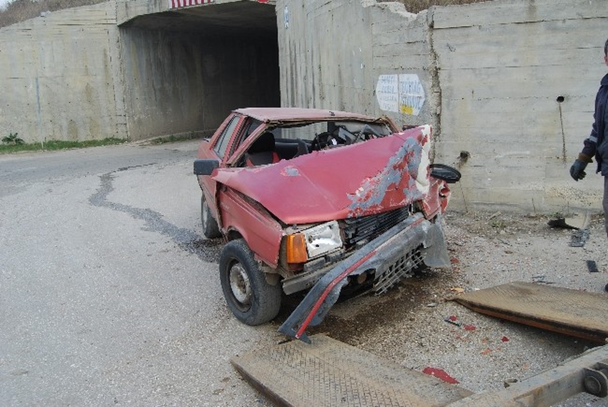 Tekirdağ\'da Otomobil Duvara Çarptı: 1 Yaralı