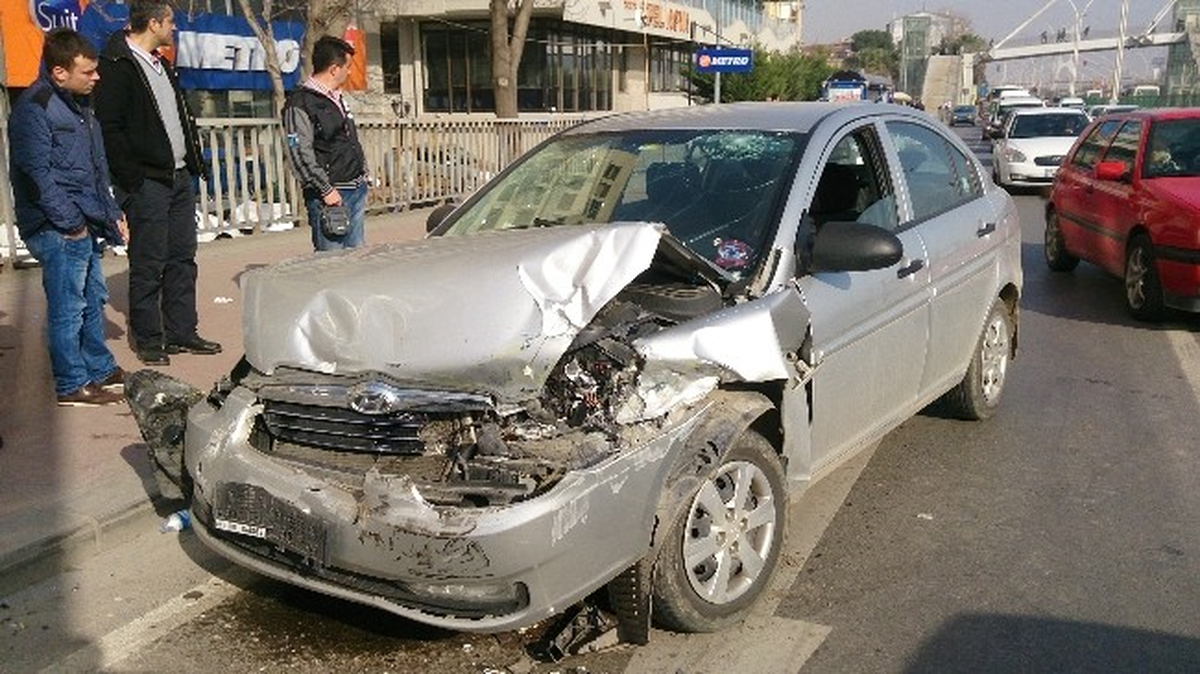 Otomobil Otobüse Çarptı: 1 Yaralı