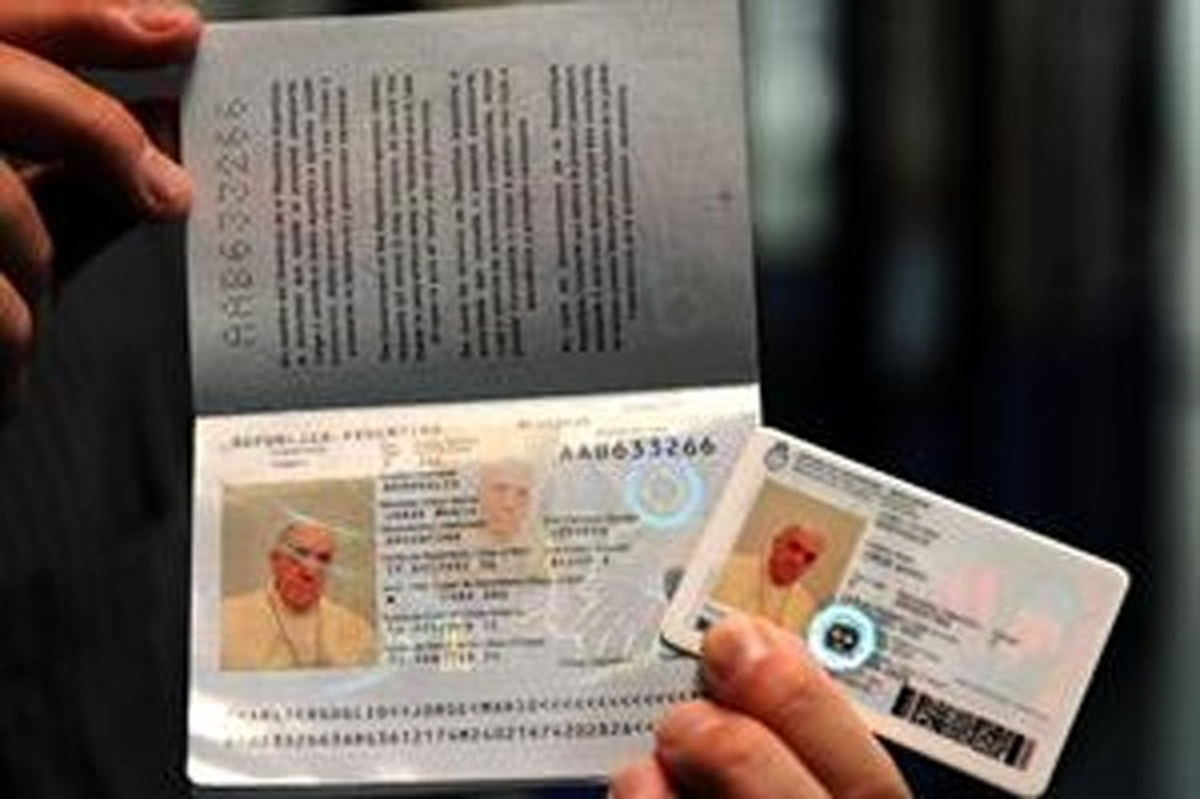 Papa, Arjantin Pasaportunu Tercih Etti