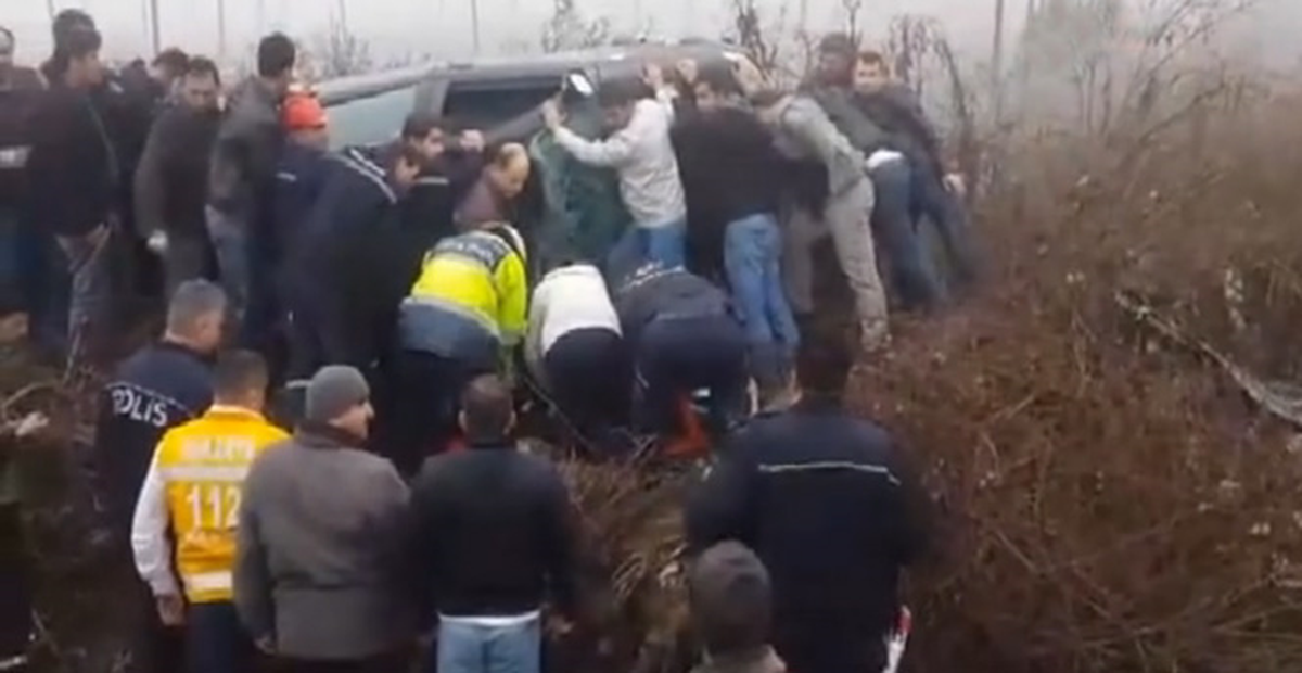 Sakarya\'da Ters Dönen Aracı Vatandaşlar Kaldırdı