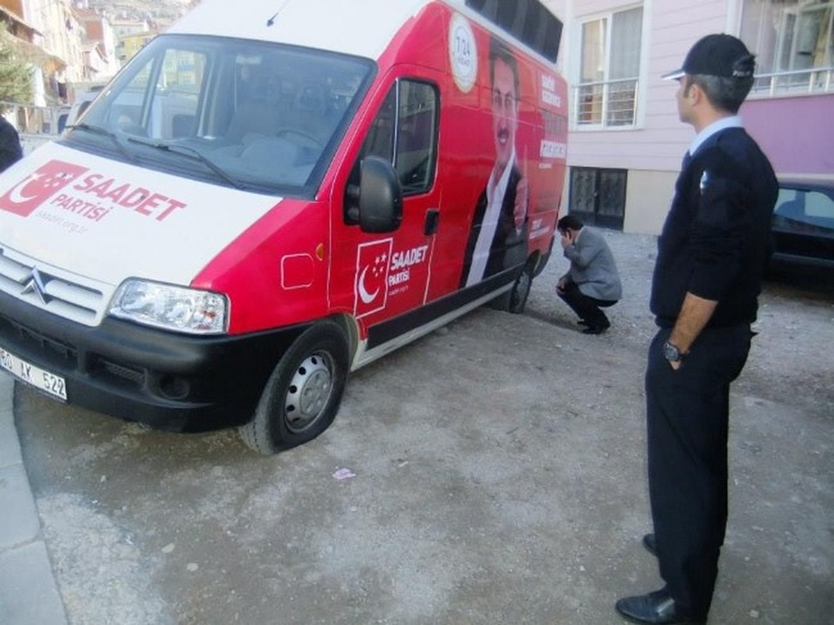 Seçim Aracının Lastiklerini Kestiler