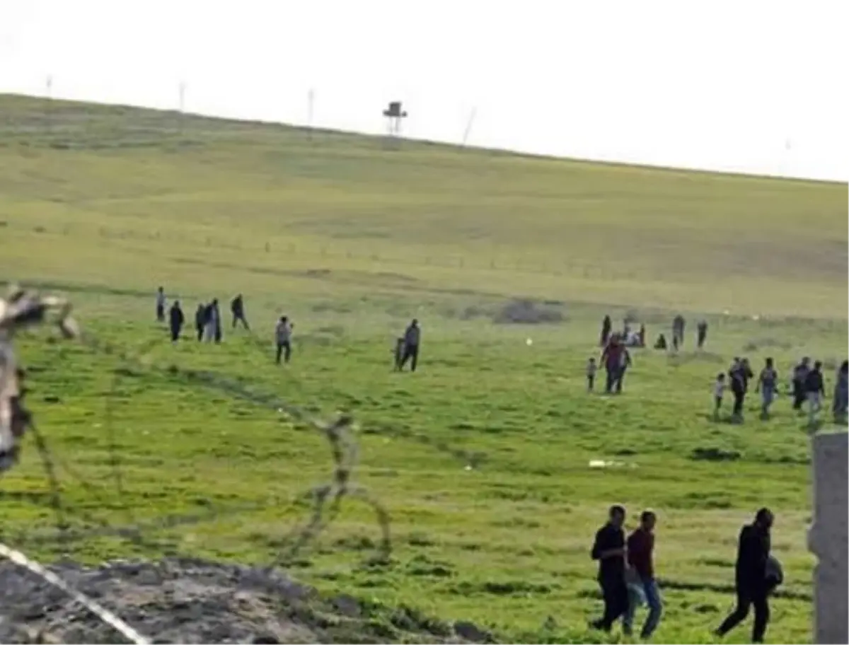 Suriyeliler Türkiye\'ye Geçmek İstedi: Asker Havaya Ateş Açtı