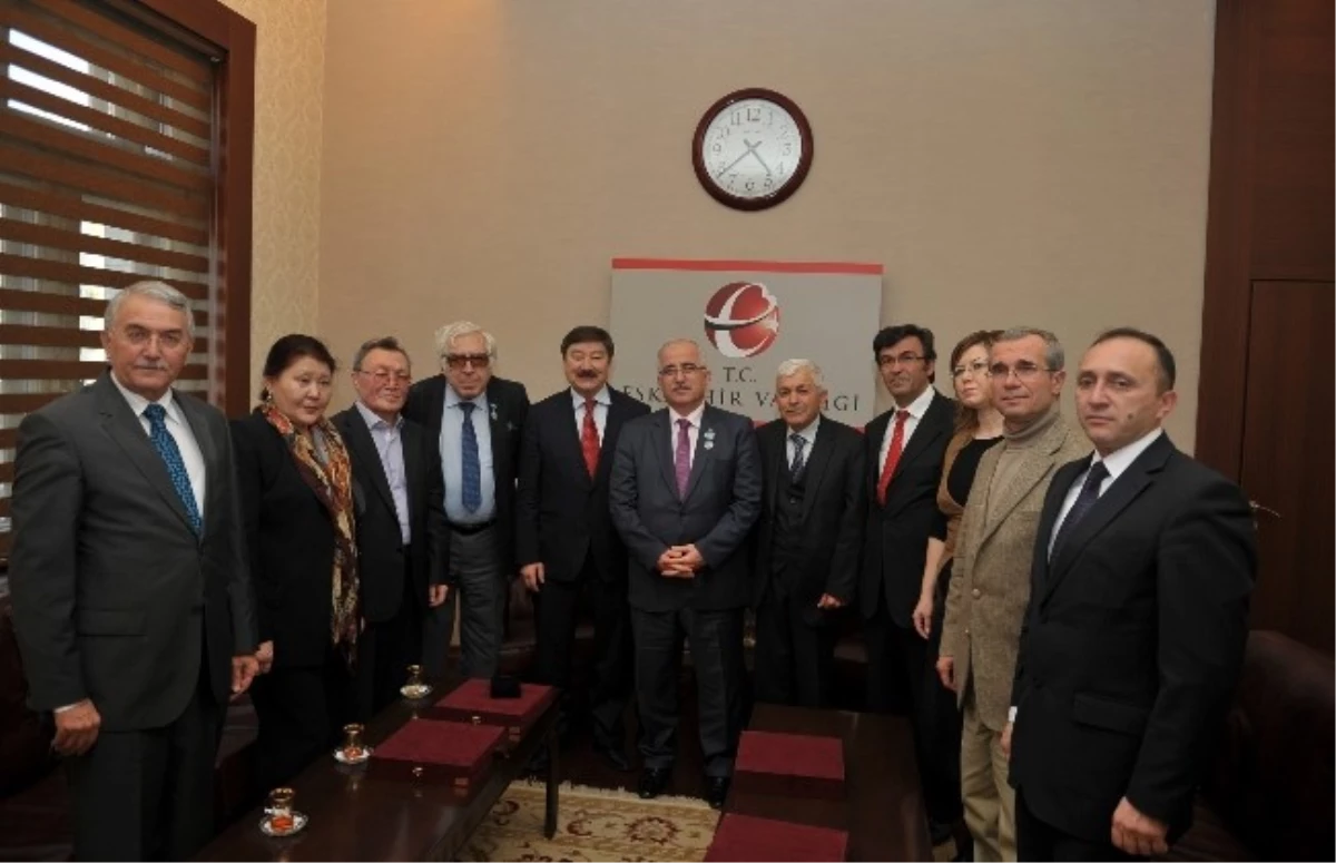 Türk Dünyası Yazarlar Birliği Üyeleri Vali Tuna\'yı Ziyaret Etti