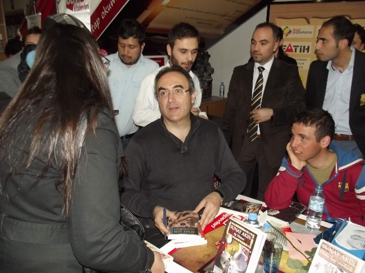 Yazar Sunay Akın: "Sosyal Medya İyi Kullanılmıyor ve Bundan Endişe Duyuyorum"
