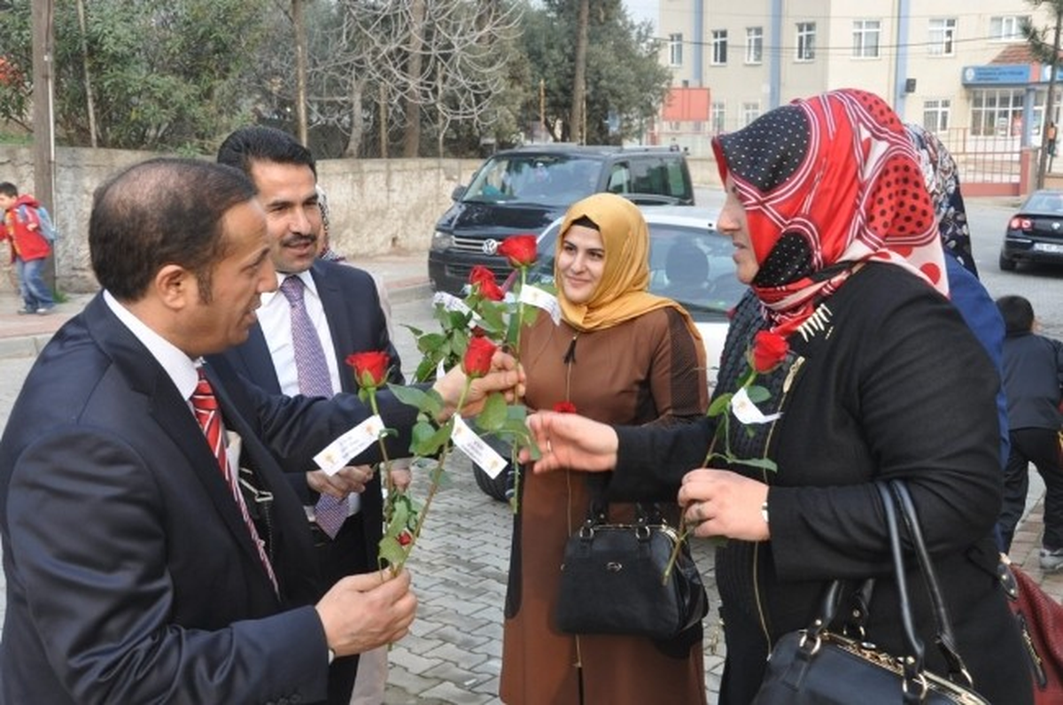Başkan Yaman ve Başkan Adayı Toltar Tavşancıl\'da Çiçek Dağıttı