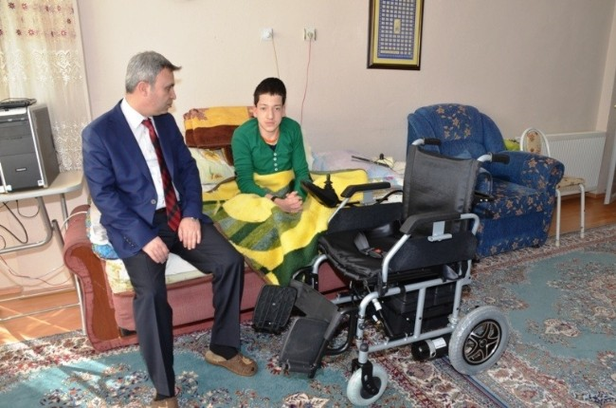 Karabük\'te Engelli Öğrenciye Akülü Tekerlekli Sandalye