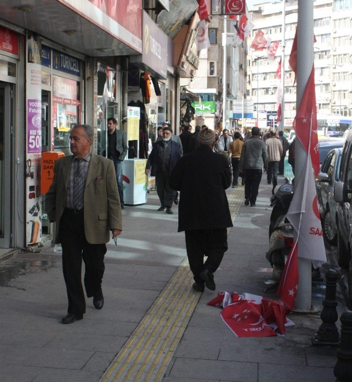 Gaziantep\'te Parti Bayrakları İndirildi