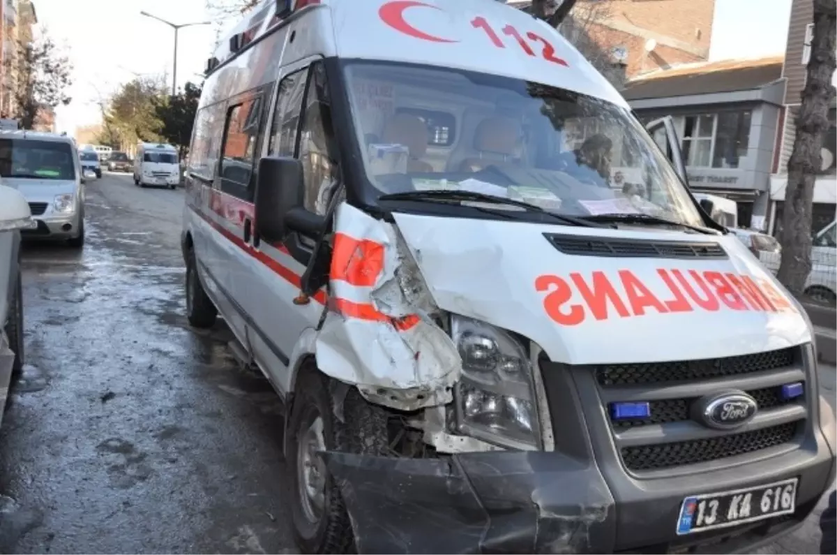 Hasta Almaya Giden Ambulans Kaza Yaptı