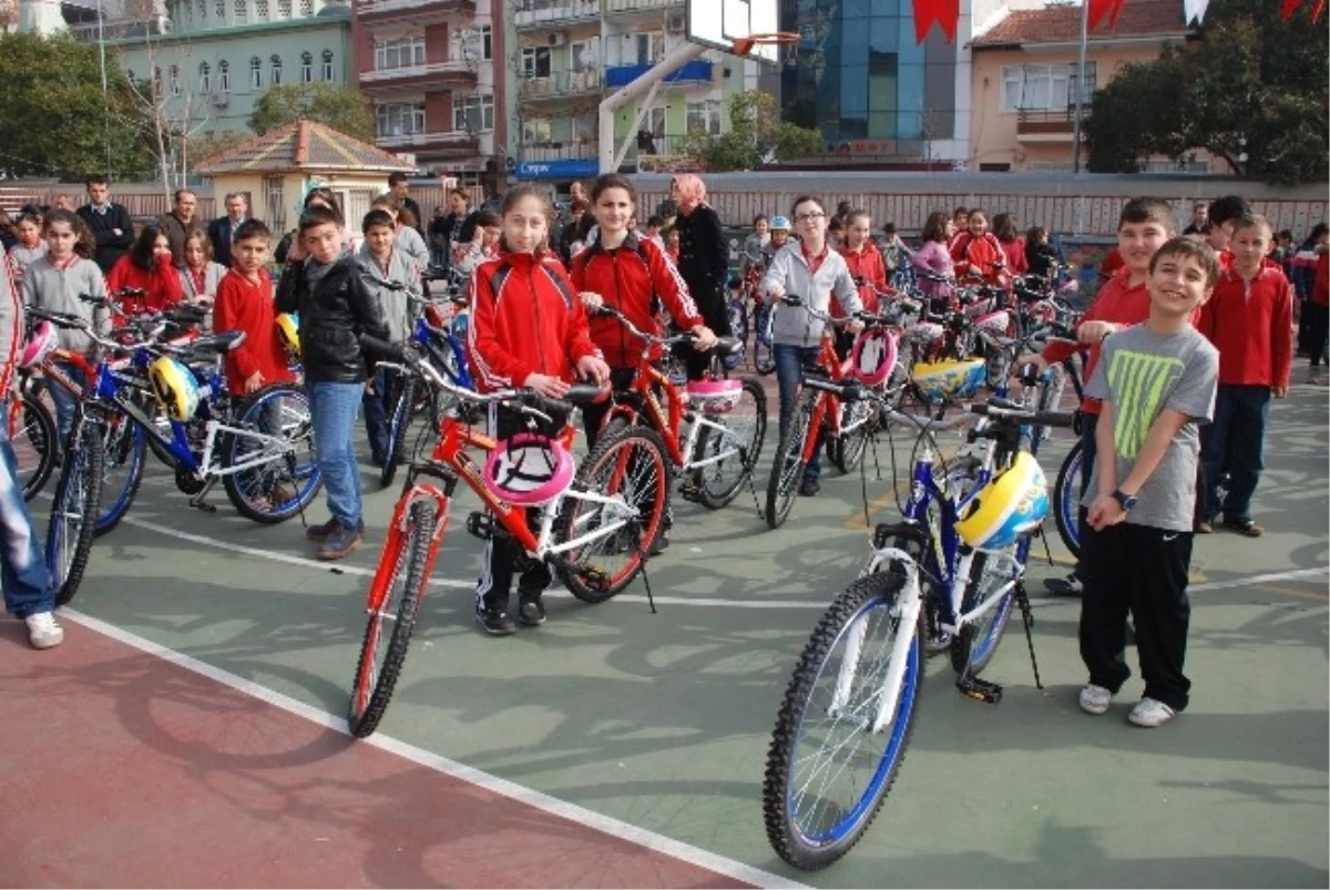 İzmit Belediyesi Bisiklet Dağıtımına Devam Ediyor