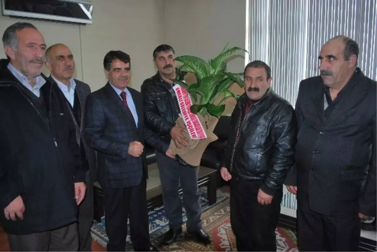 Kars Belediyesi\'nden Emekli Olan İşçilerden Başkan Bozkuş\'a Ziyaret