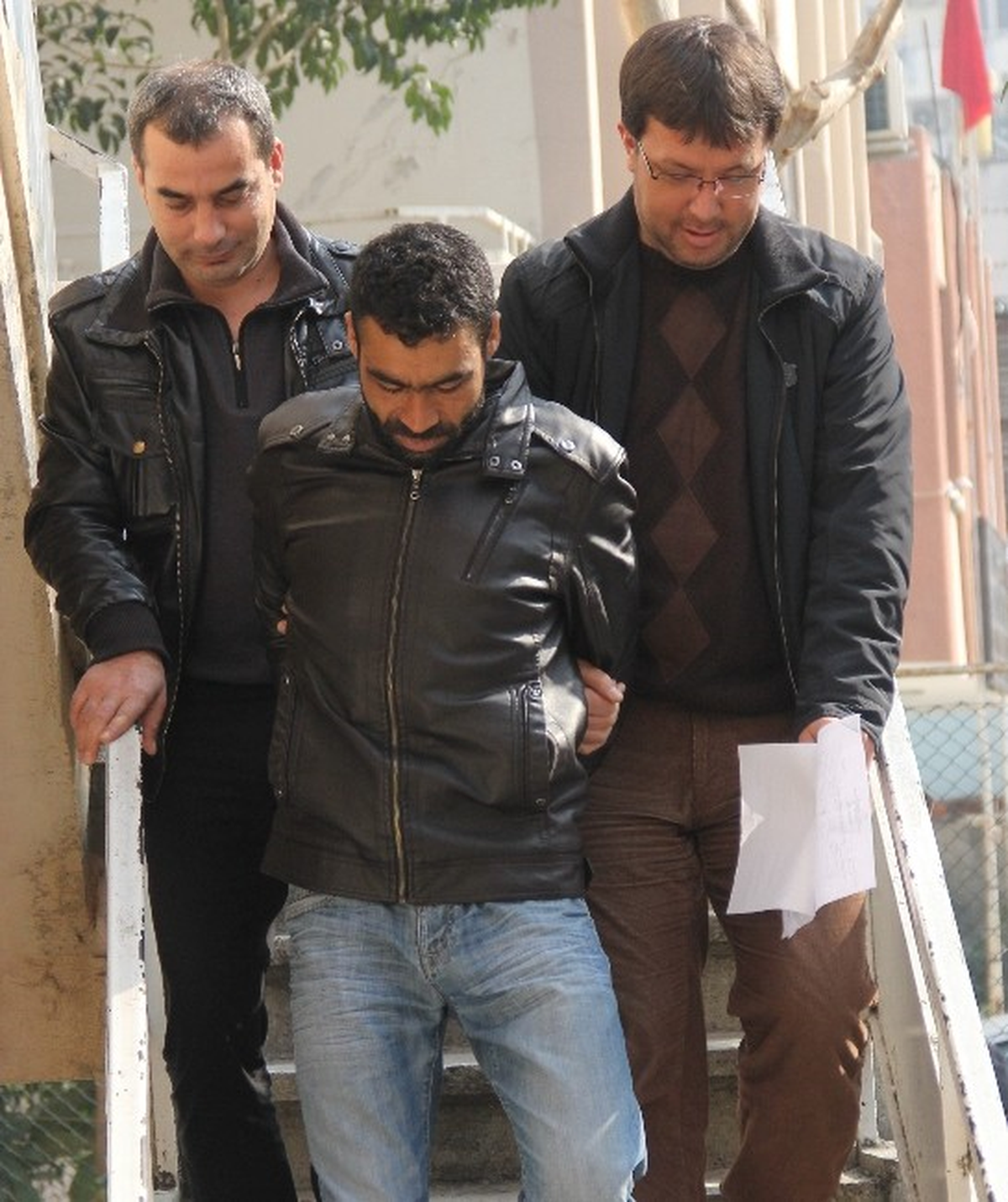 Kendisini Şikayet Ettiğini İleri Sürdüğü 3 Kişiyi Vurdu