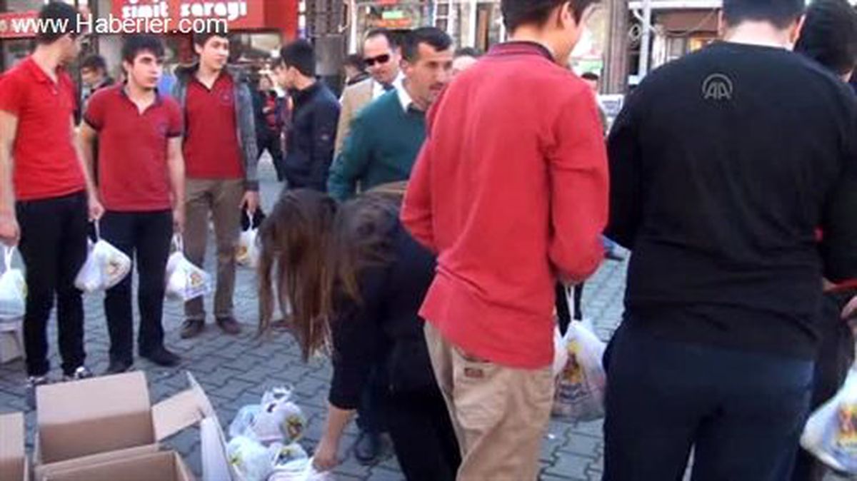 Lise öğrencileri, harçlıklarını Suriyeliler için bağışladı