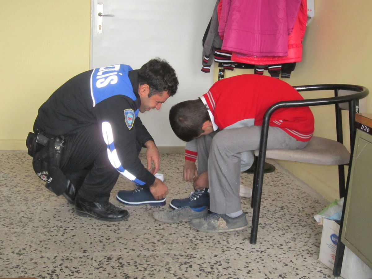 Polis İhtiyaç Sahibi Çocukları Giydirdi