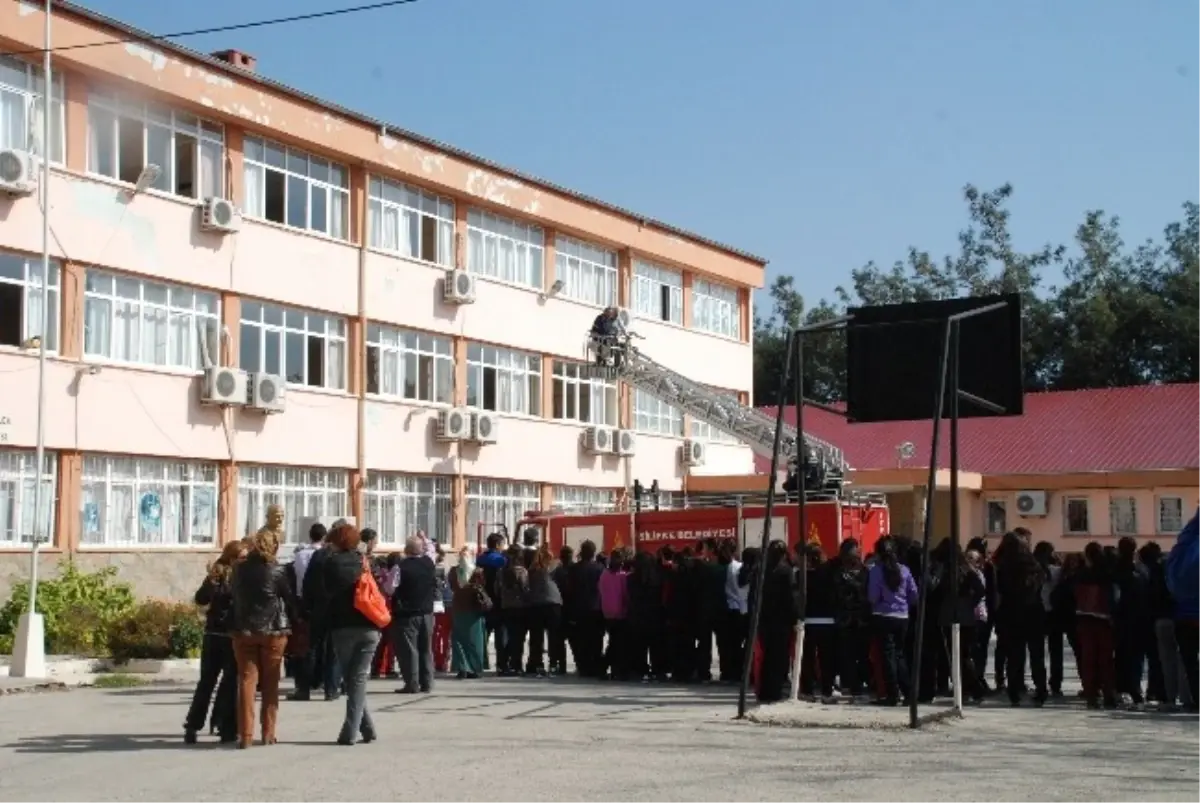 Silifke Kız Teknik ve Meslek Lisesi\'nde Yangın Tatbikatı