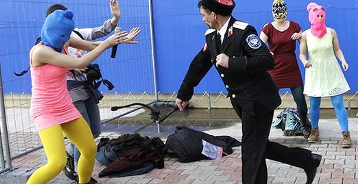 Soçi\'de Pussy Riot Grubuna Kamçılı Müdahale