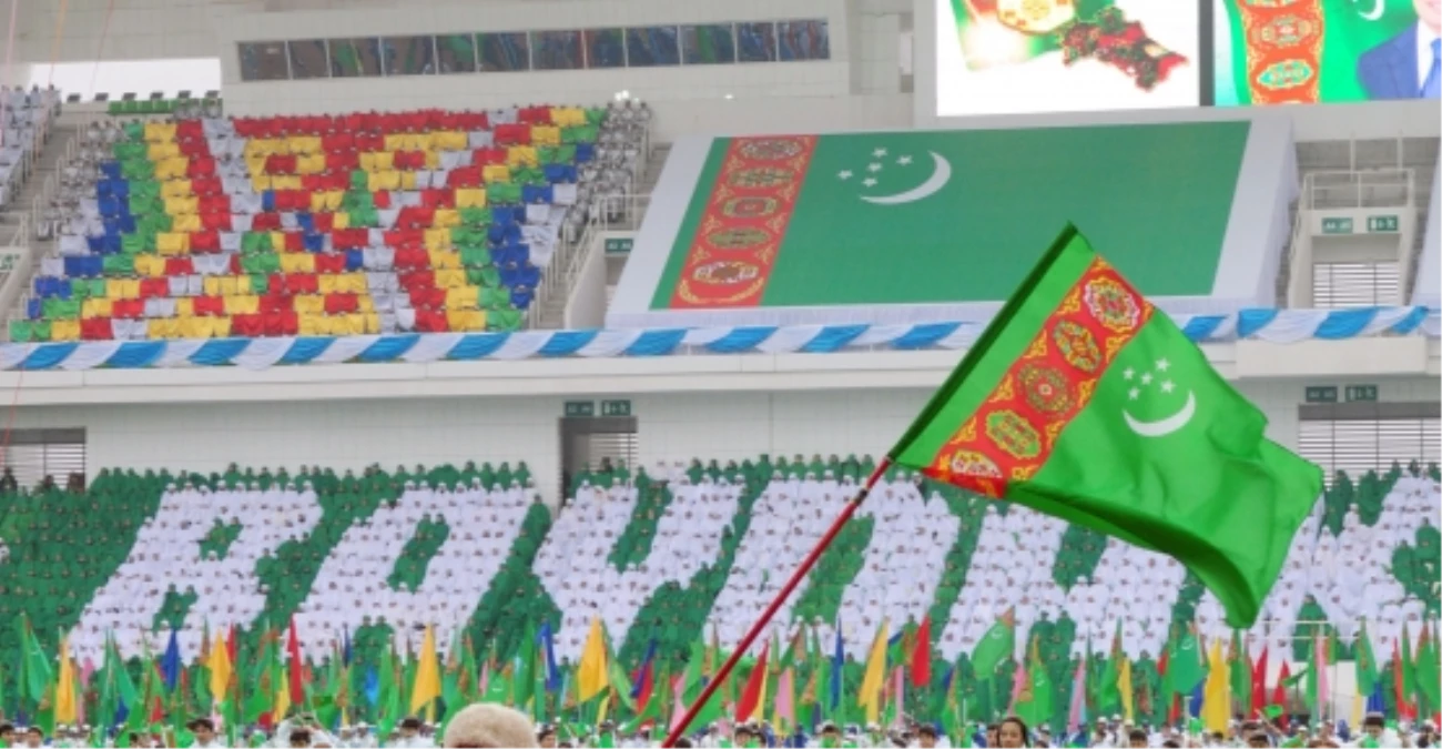 Türkmenistan\'da Bayrak Bayramı Kutlandı