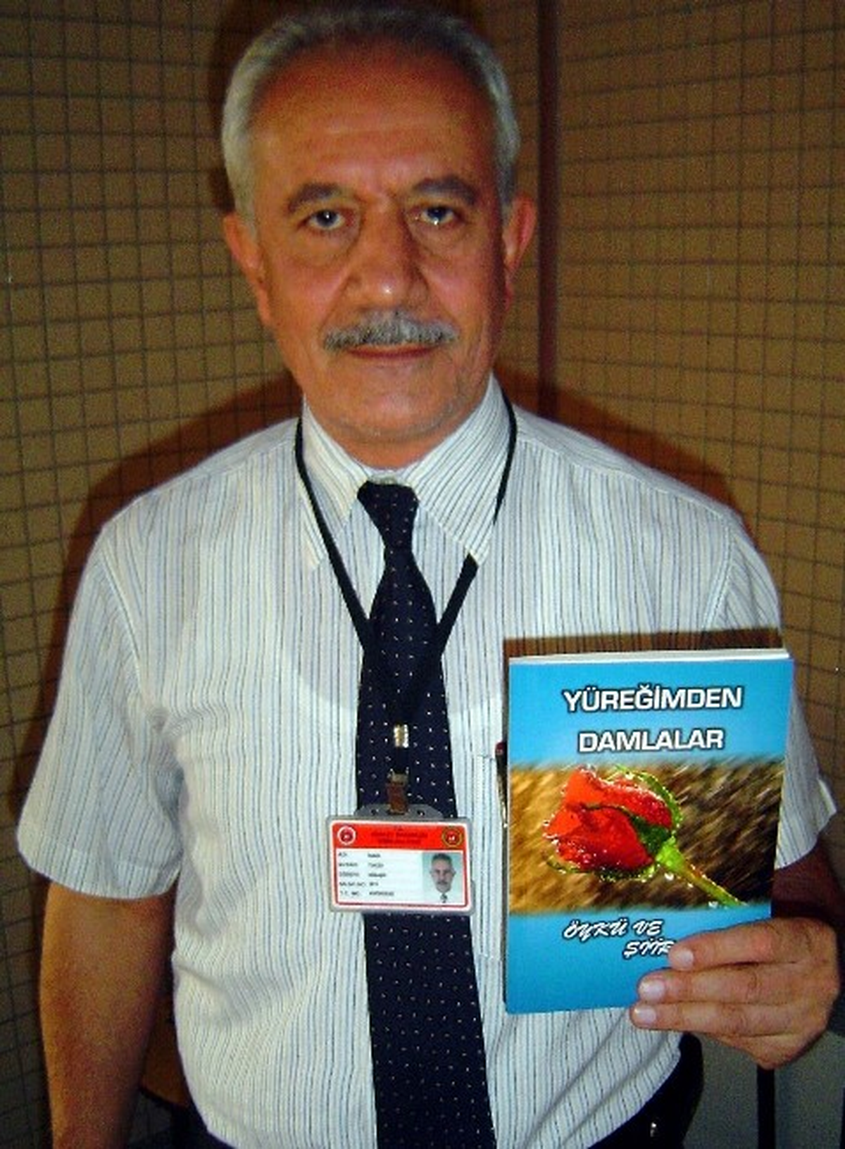 52 Yaşındaki Mübaşir İkinci Şiir Kitabını Çıkardı