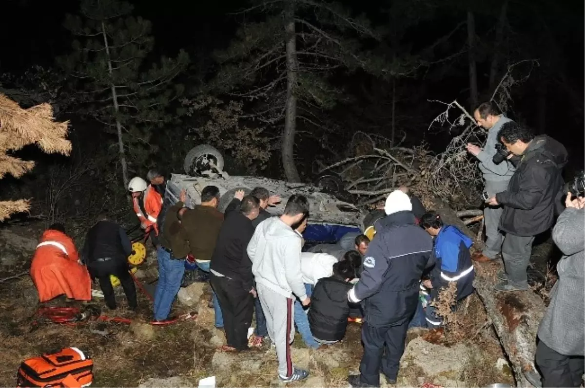 Ankara'da Otomobil Ormanlık Araziye Uçtu: 3 Yaralı