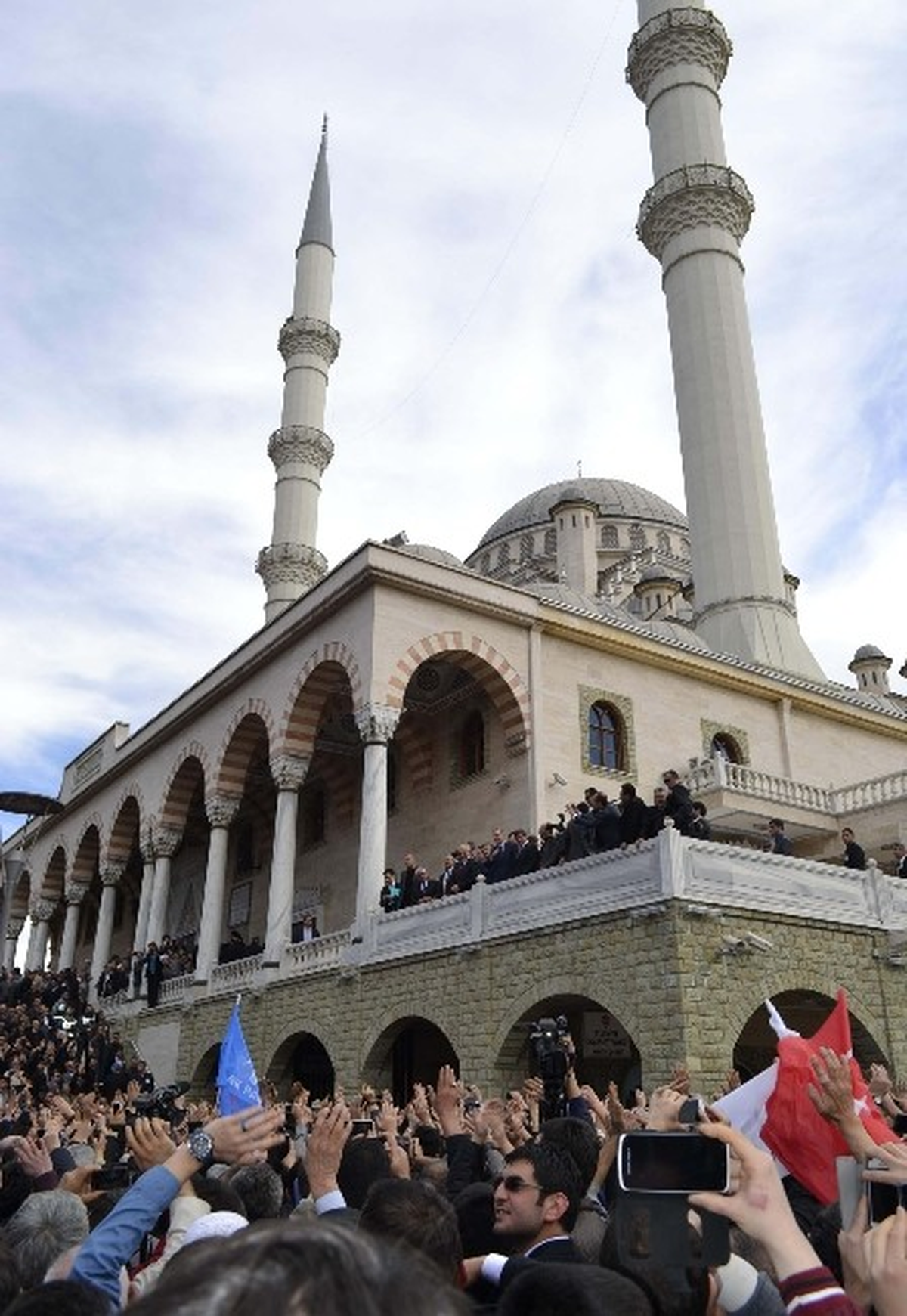 Başbakan Erdoğan Cuma Namazını Hacıveyiszade Camii\'nde Kıldı