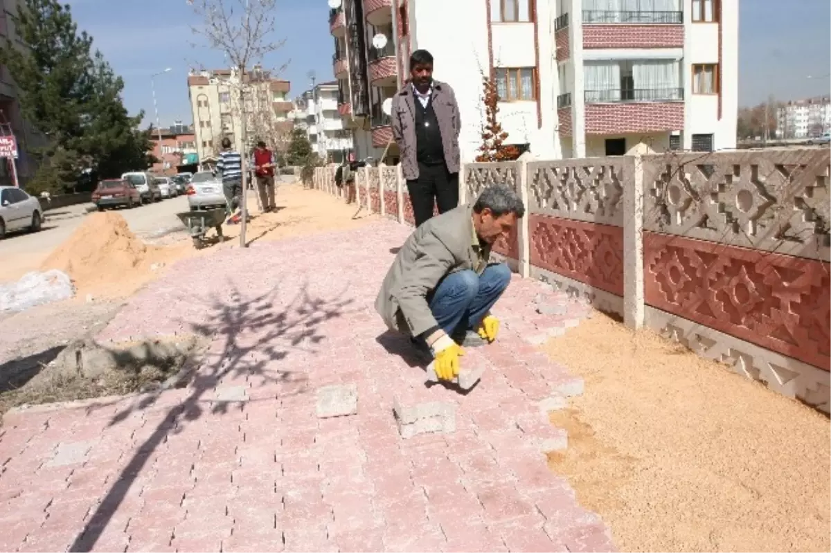 Belediye Ekipleri Bozulan Yolları Tamir Ediyor