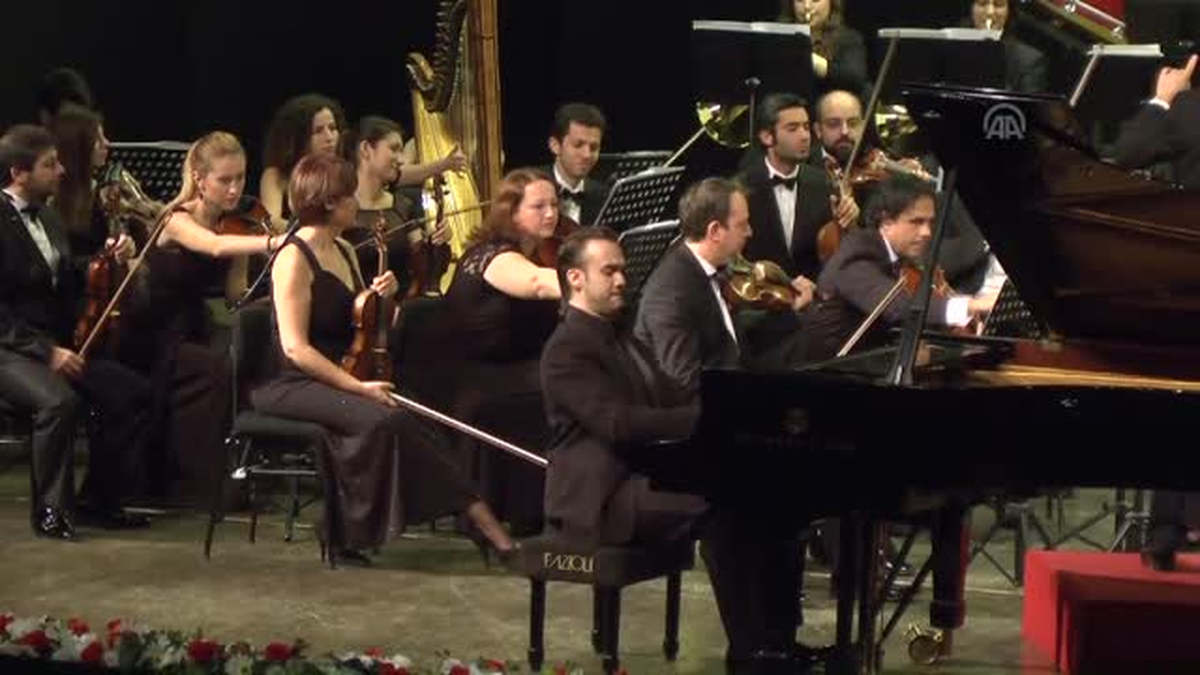 Bulgar Piyanist Bozhanov, Antalya\'da Sahne Aldı