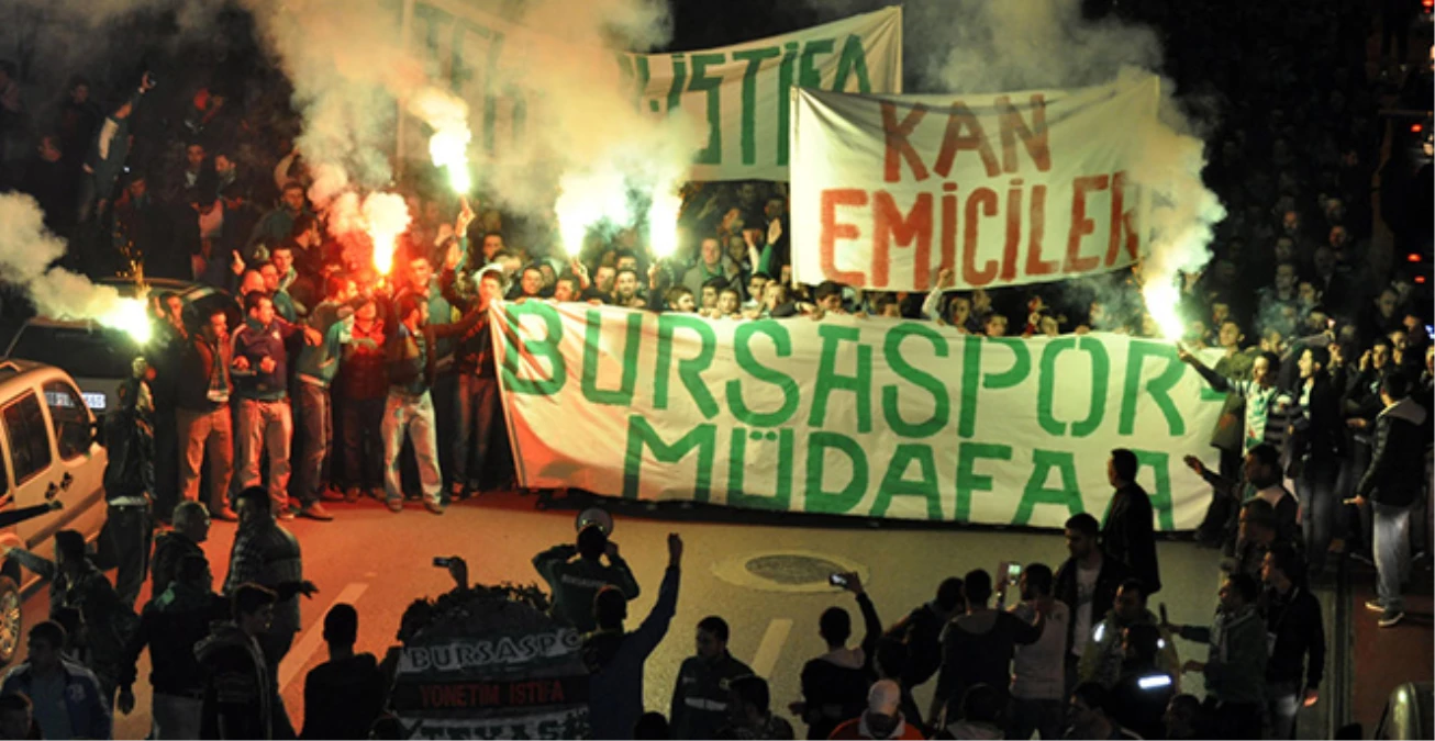 Bursasporlu Taraftarlar, TFF ve Yönetimi Protesto Etti