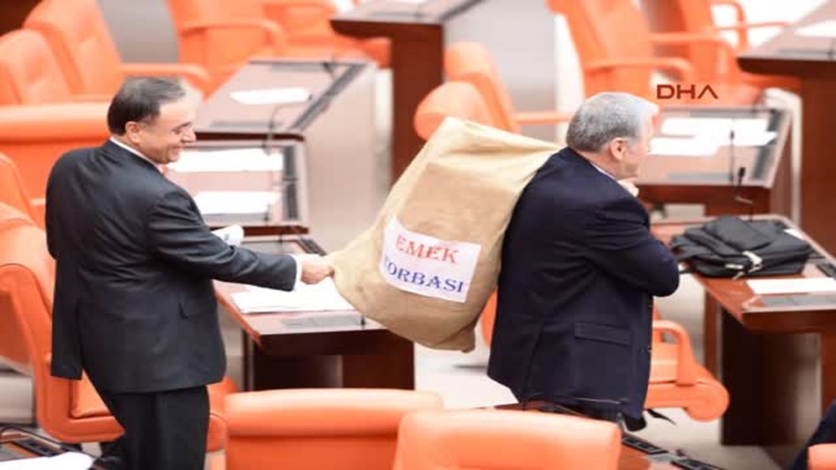 CHP\'li Çelebi, Sırtında Çuvalla Kürsüye Çıktı