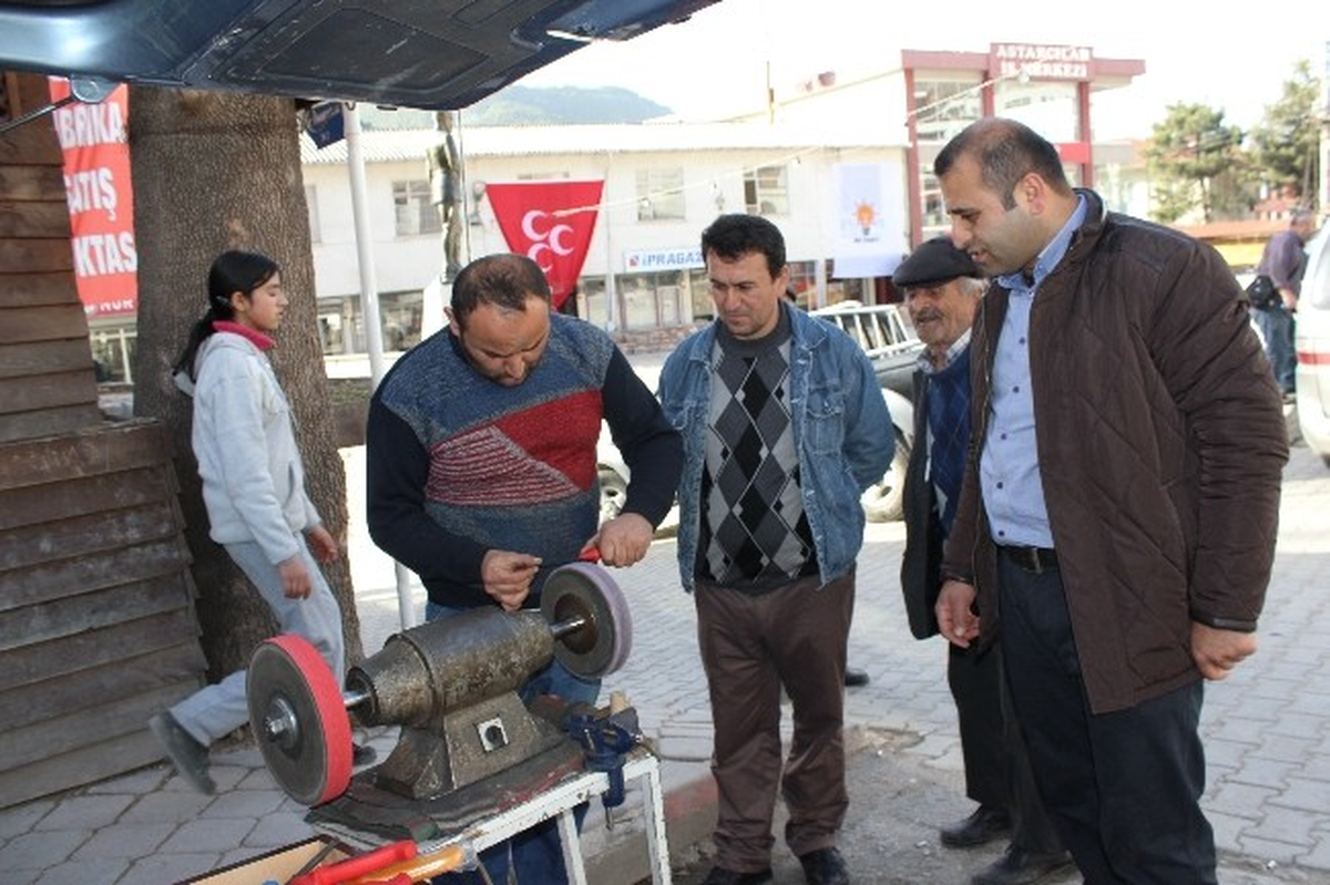 Ekmeğini Bıçak Bileyerek Kazanıyor