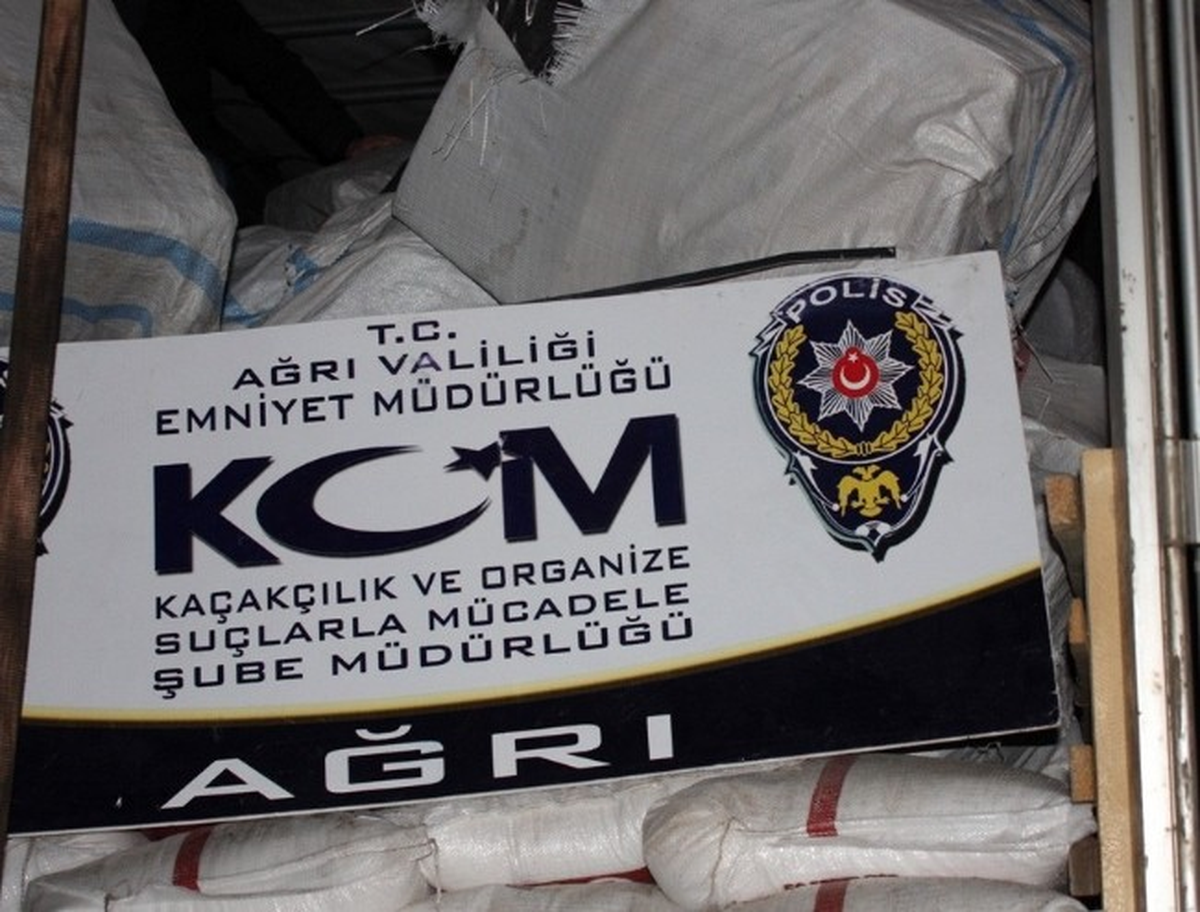 Gübre Yüklü Tır\'da Kaçak Sigara Ele Geçirildi