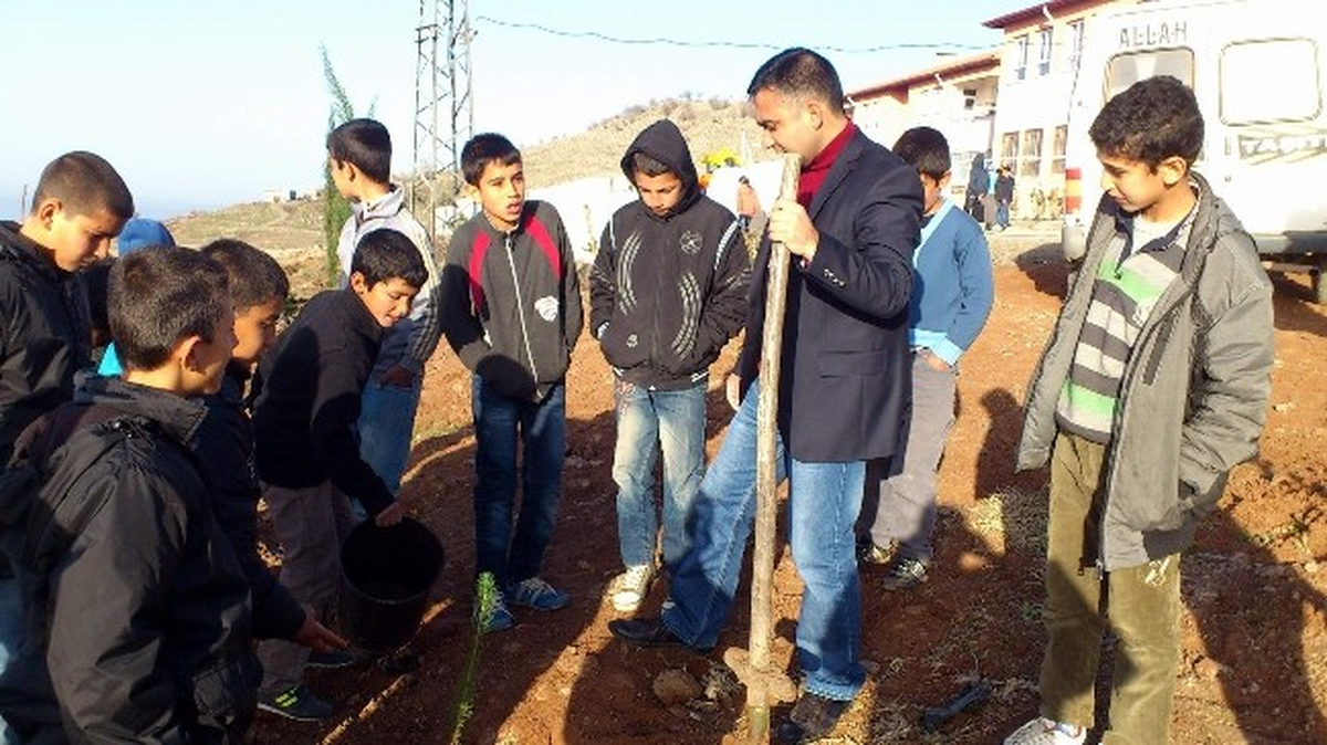 Siverek\'te İlköğretim Öğrencileri Ağaç Dikti