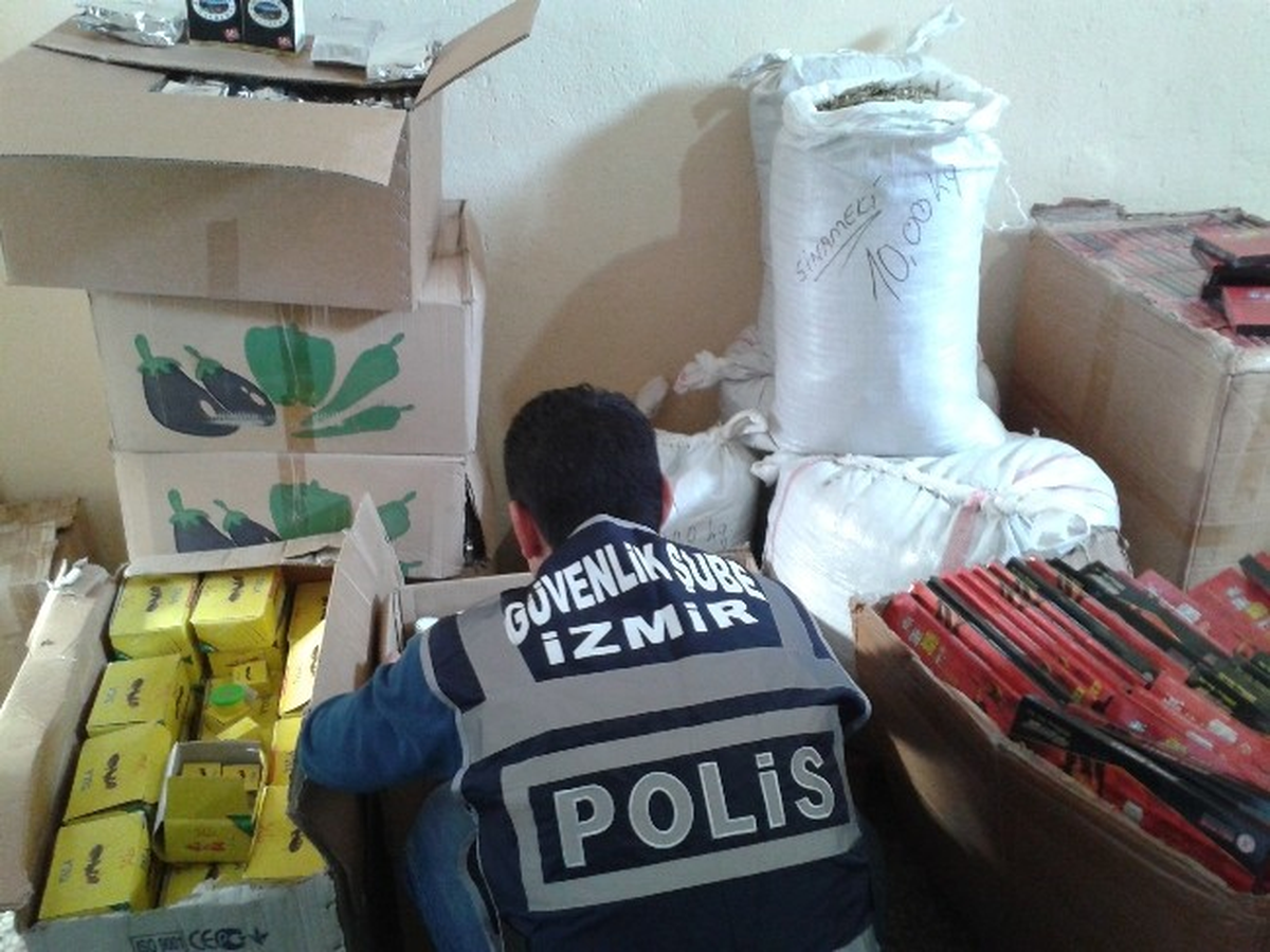 İzmir\'de Kaçak İlaç ve Çay Operasyonu