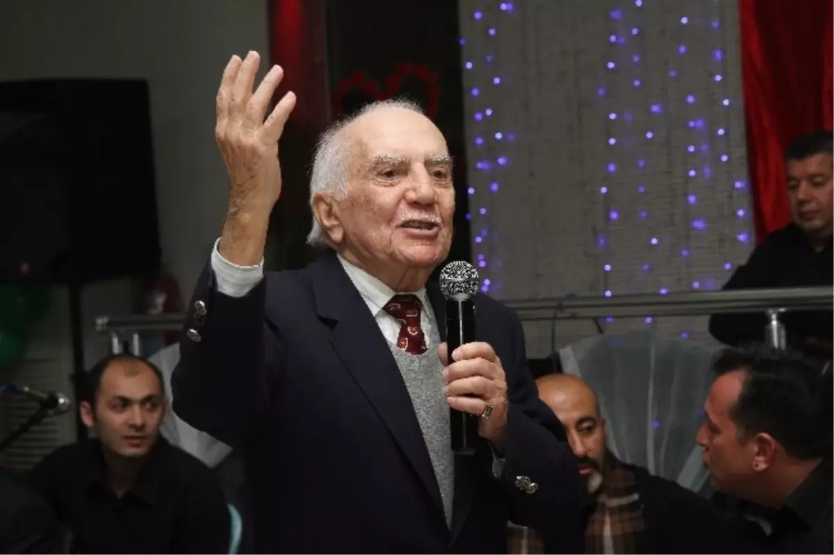Karşıyaka\'nın \'Tahir Ağabey\'i Demirköprü\'de Ölümsüzleşiyor