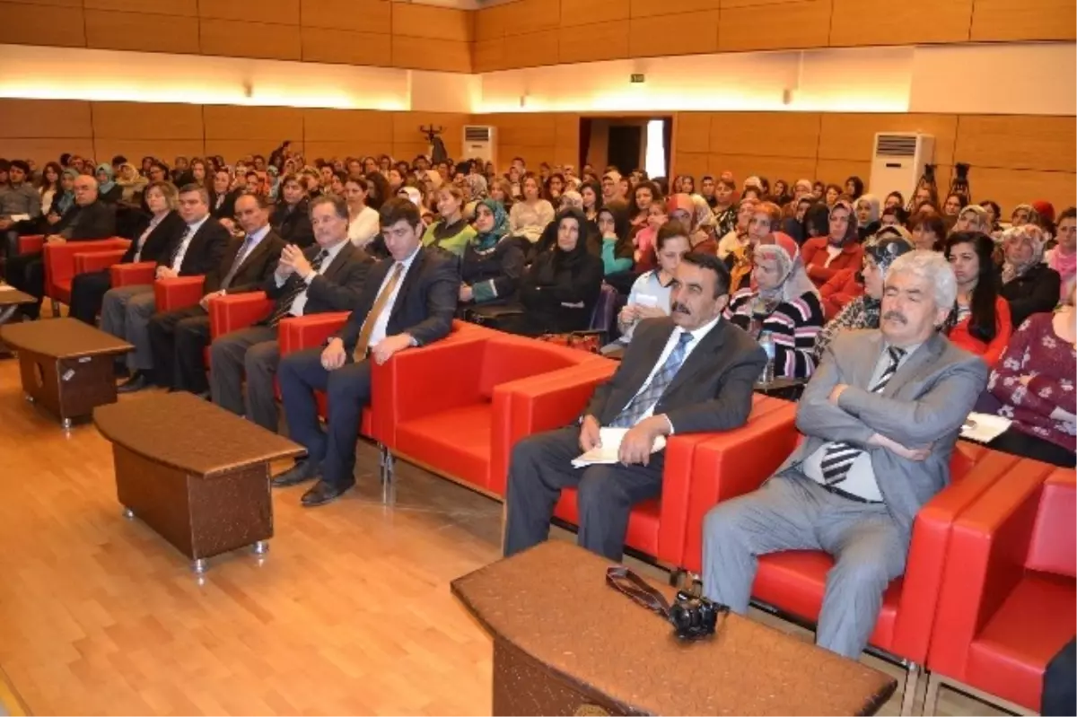 Kayseri\'de \'Aile İçi İletişim ve İnternet Bilinci\' Konulu Seminer