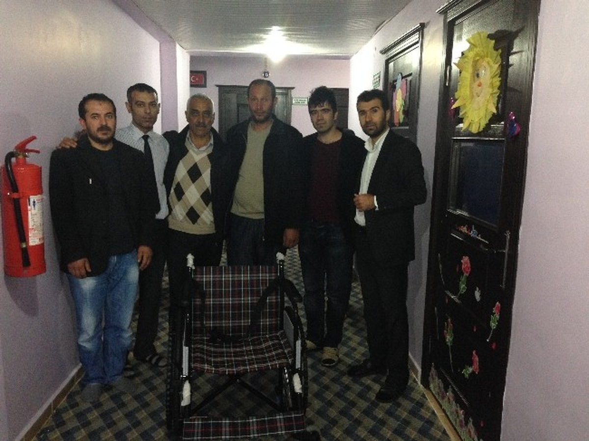 Kulp\'ta Tekerlekli Sandalye Dağıtımı Çalışması