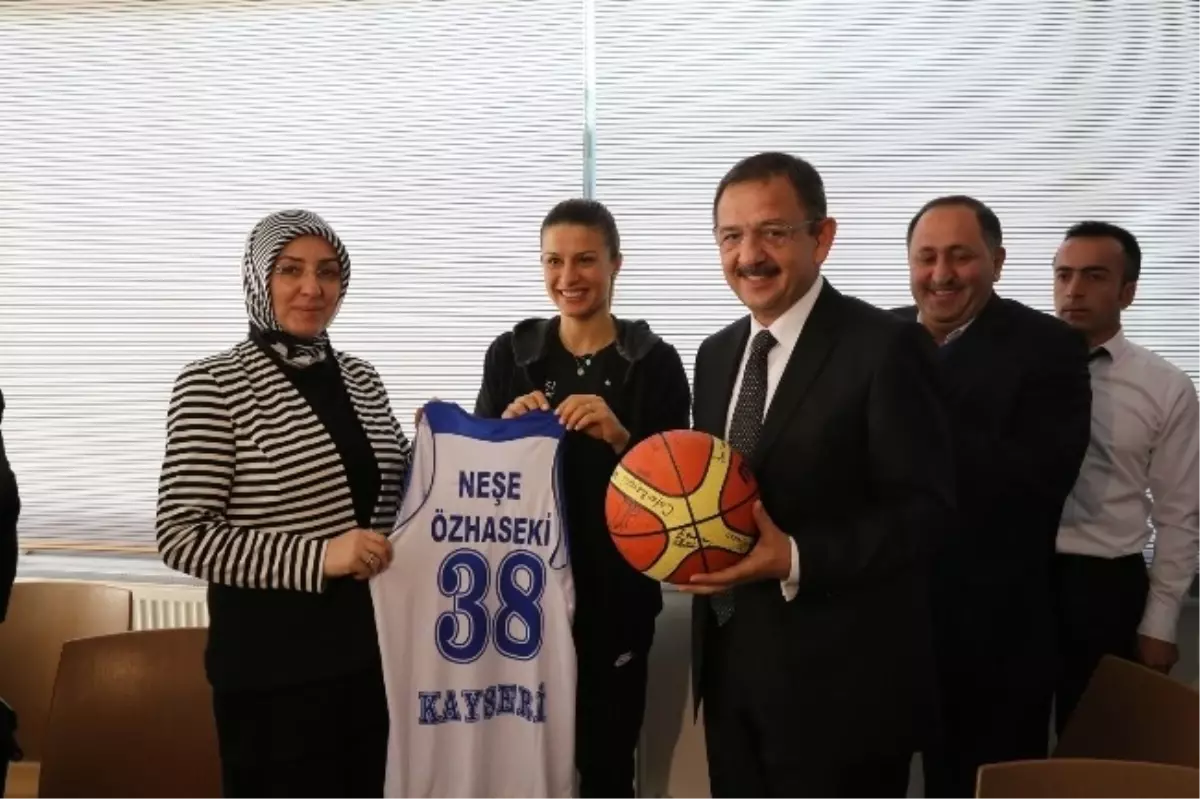 Özhaseki, Kaskisporlu Kadın Basketbolcularla Bir Araya Geldi