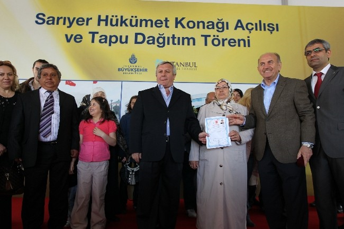 Sarıyer\'de Vatandaşlar Tapularına Kavuşuyor