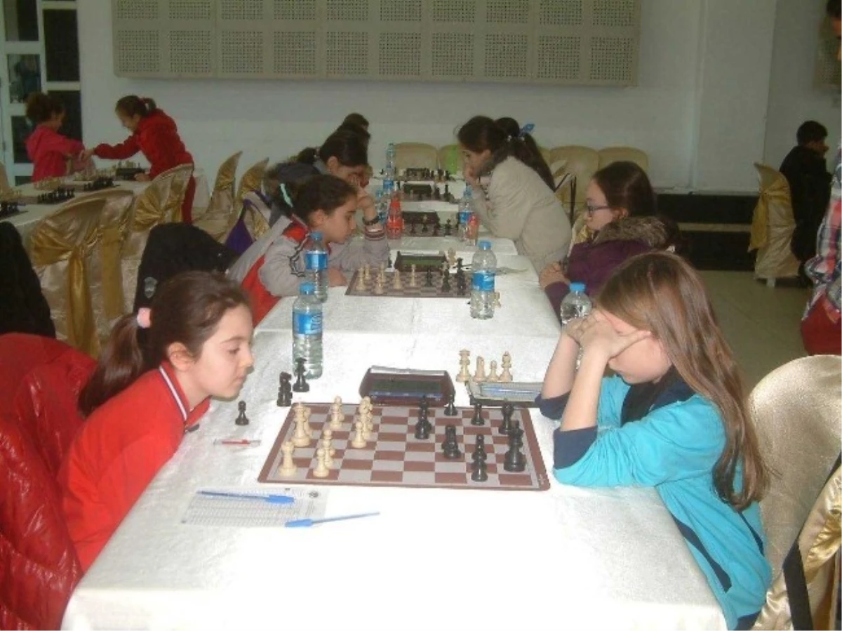 Burhaniye\'de Satranç Grup Yarışması Yapıldı