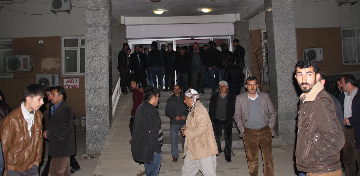 Şemdinli'de AK Partililere Taşlı Saldırı: 2 Yaralı