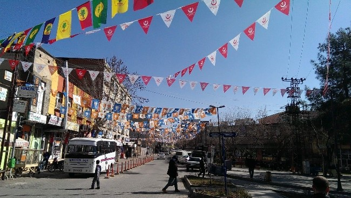 Siverek\'te Siyasi Partiler Caddeleri Bayraklarla Süsledi