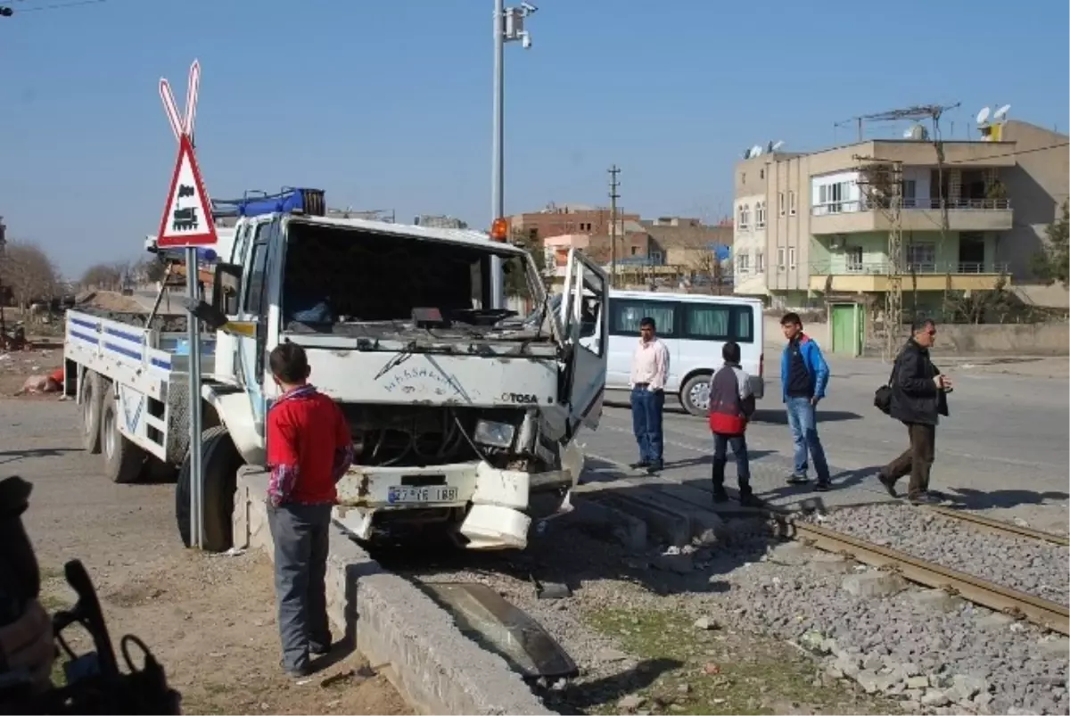 Tren Kamyona Çarptı: 2 Yaralı