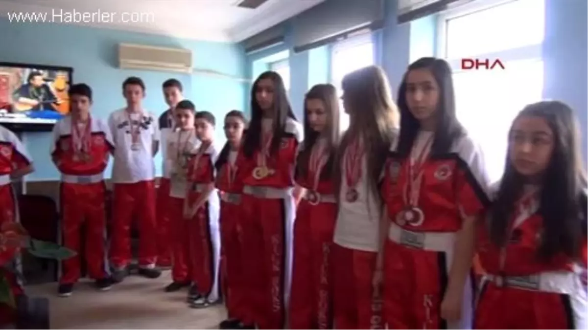 Türkiye Şampiyonu Kick Boks\'cularan Vali\'ye Gösteri