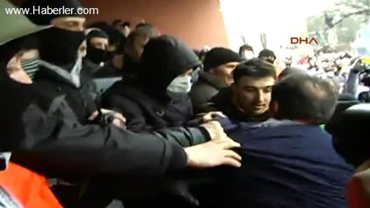 Ukrayna\'da Göstericiler Valiyi Dövüp Direğe Böyle Kelepçelediler