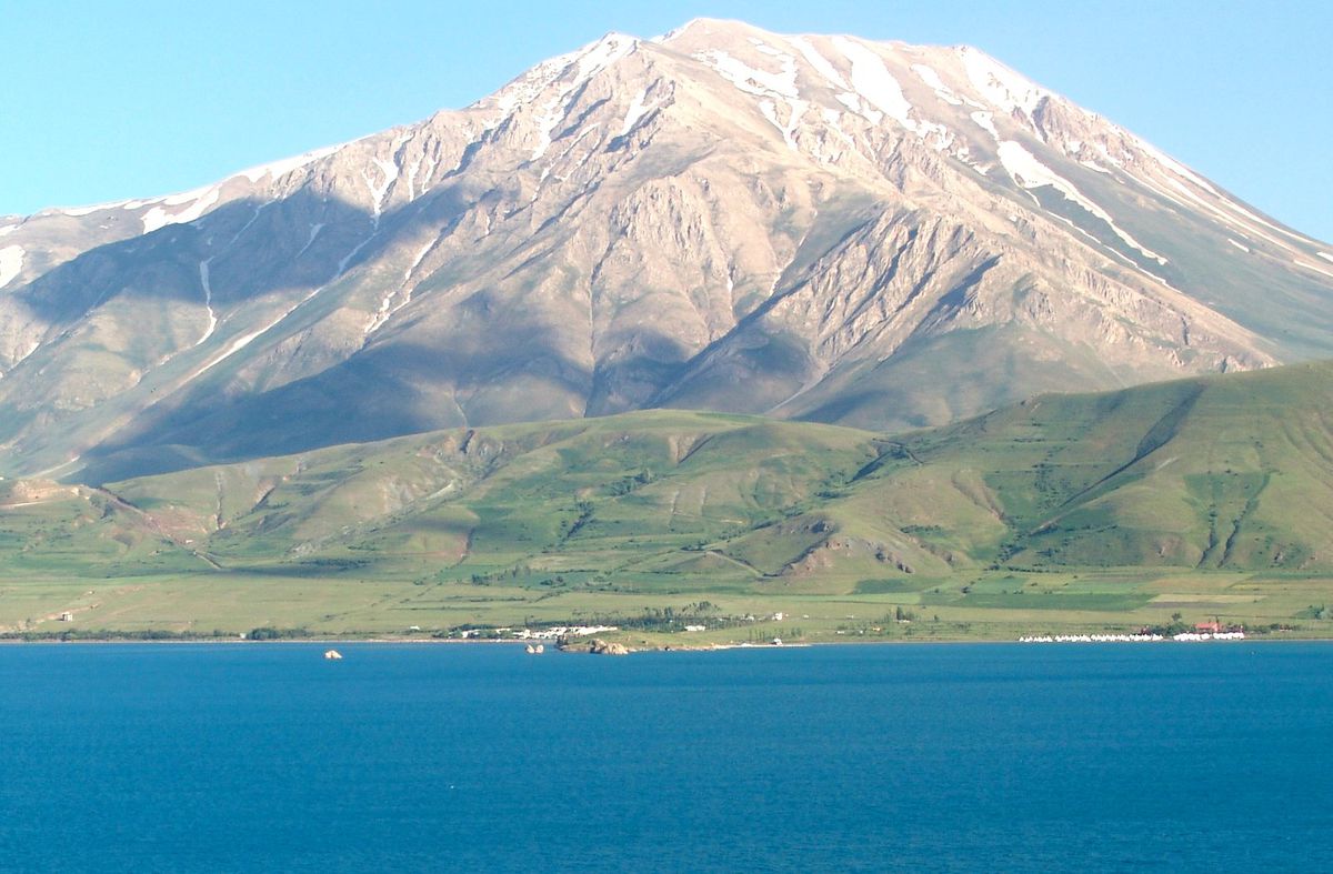 Van Gölü\'nde Yanardağ Oluşum Belirtisi Yok