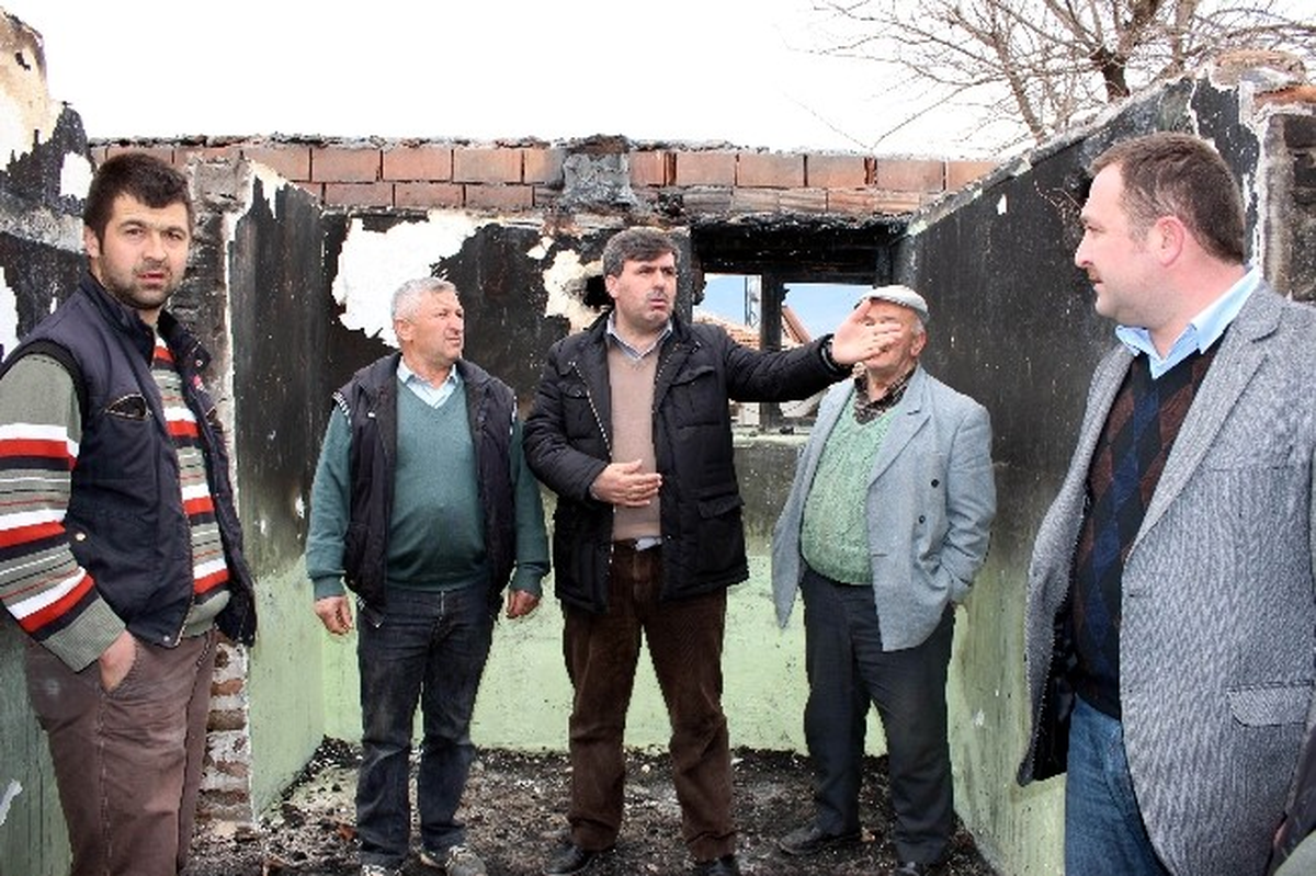 Kepsut\'ta Yangınzede Aileye Başkan Morali